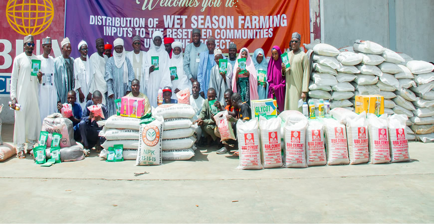 Beneficiaries and BUA Cement officials during the distribution of wet season farming inputs
